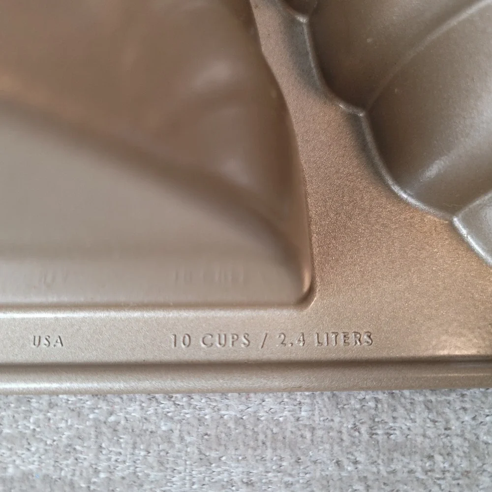 Williams Sonoma Nordic Ware Beehive Cake Pan 10 Cup Cast Aluminum USA Honey Bee